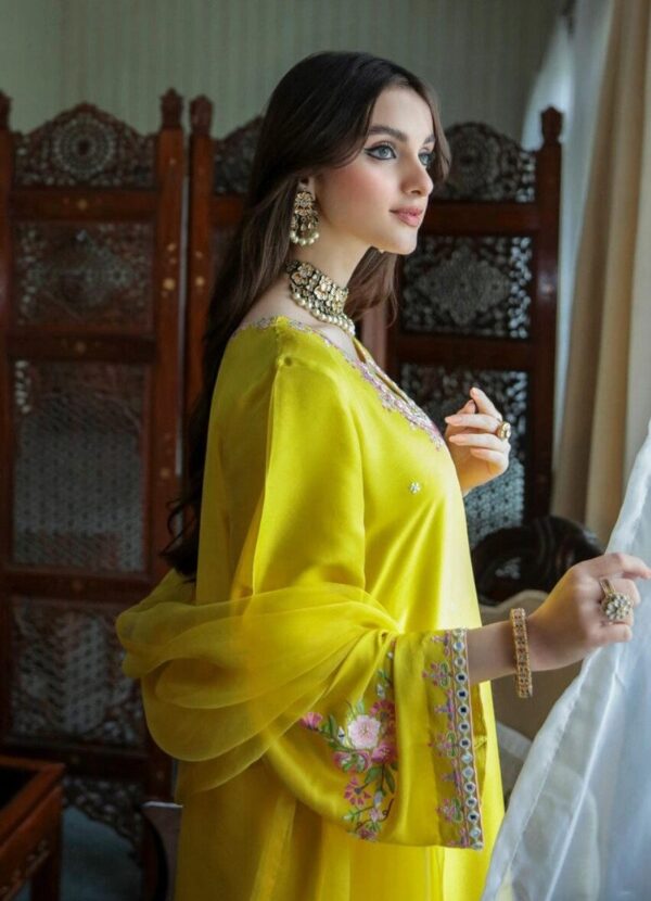 Yellow Dresses 2022: Pakistani Yellow Wedding Dresses Design Online in  Pakistan – DressyZone.com
